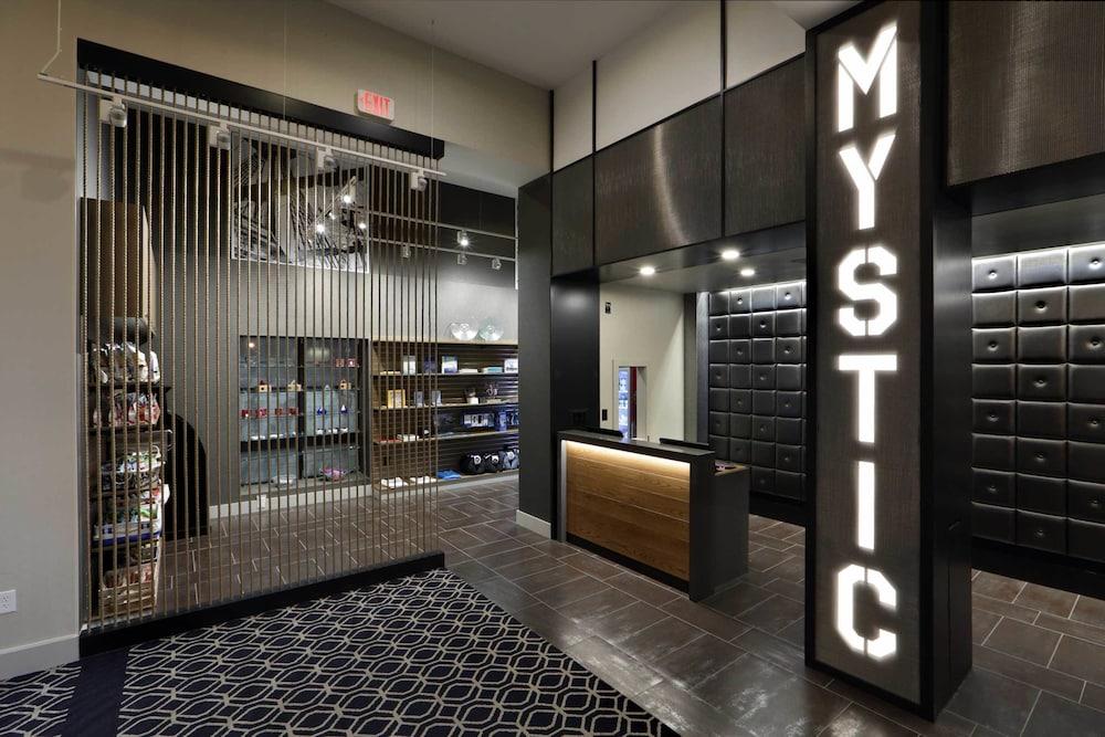 Hilton Mystic Hotel Екстериор снимка