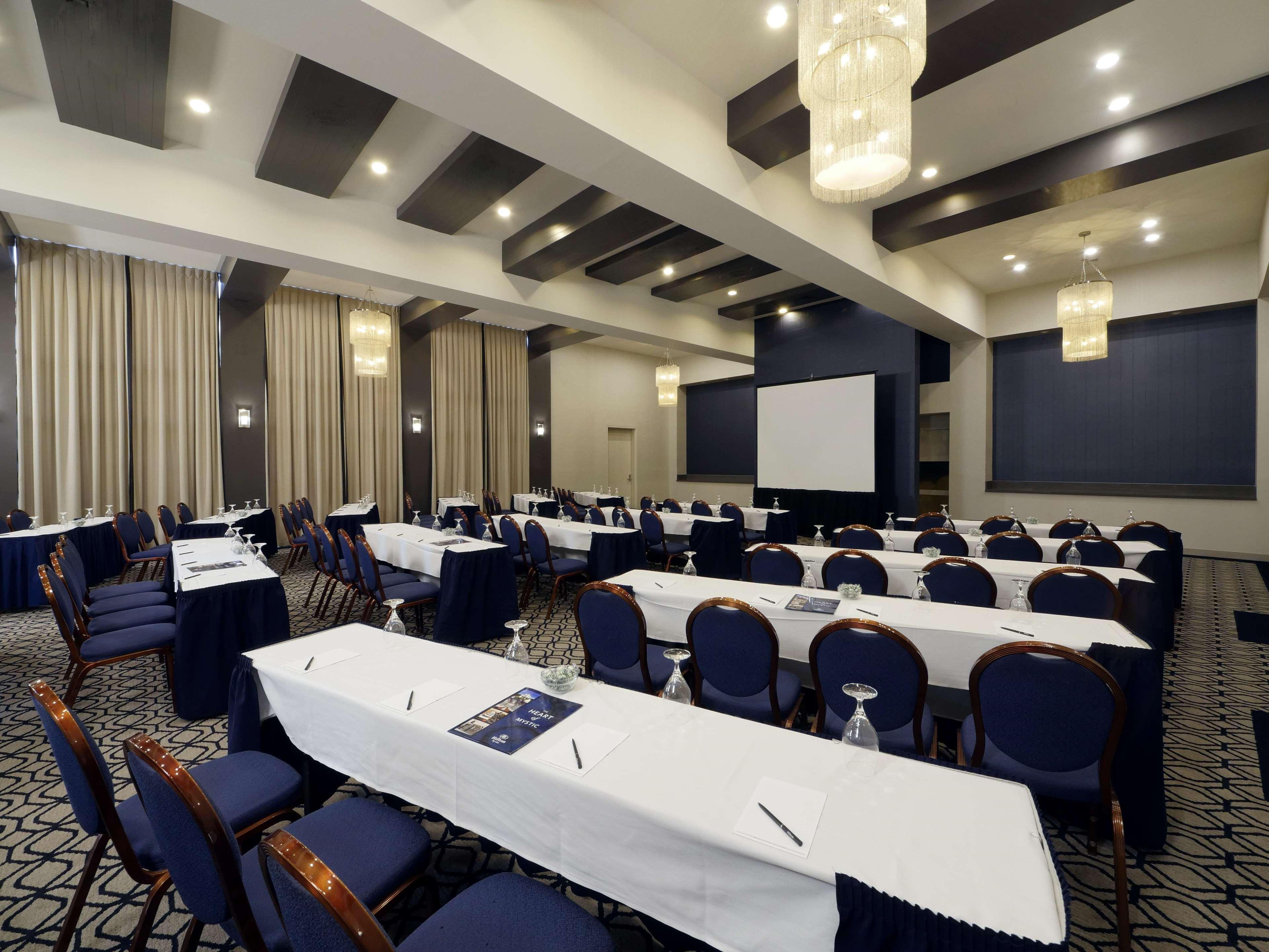 Hilton Mystic Hotel Екстериор снимка