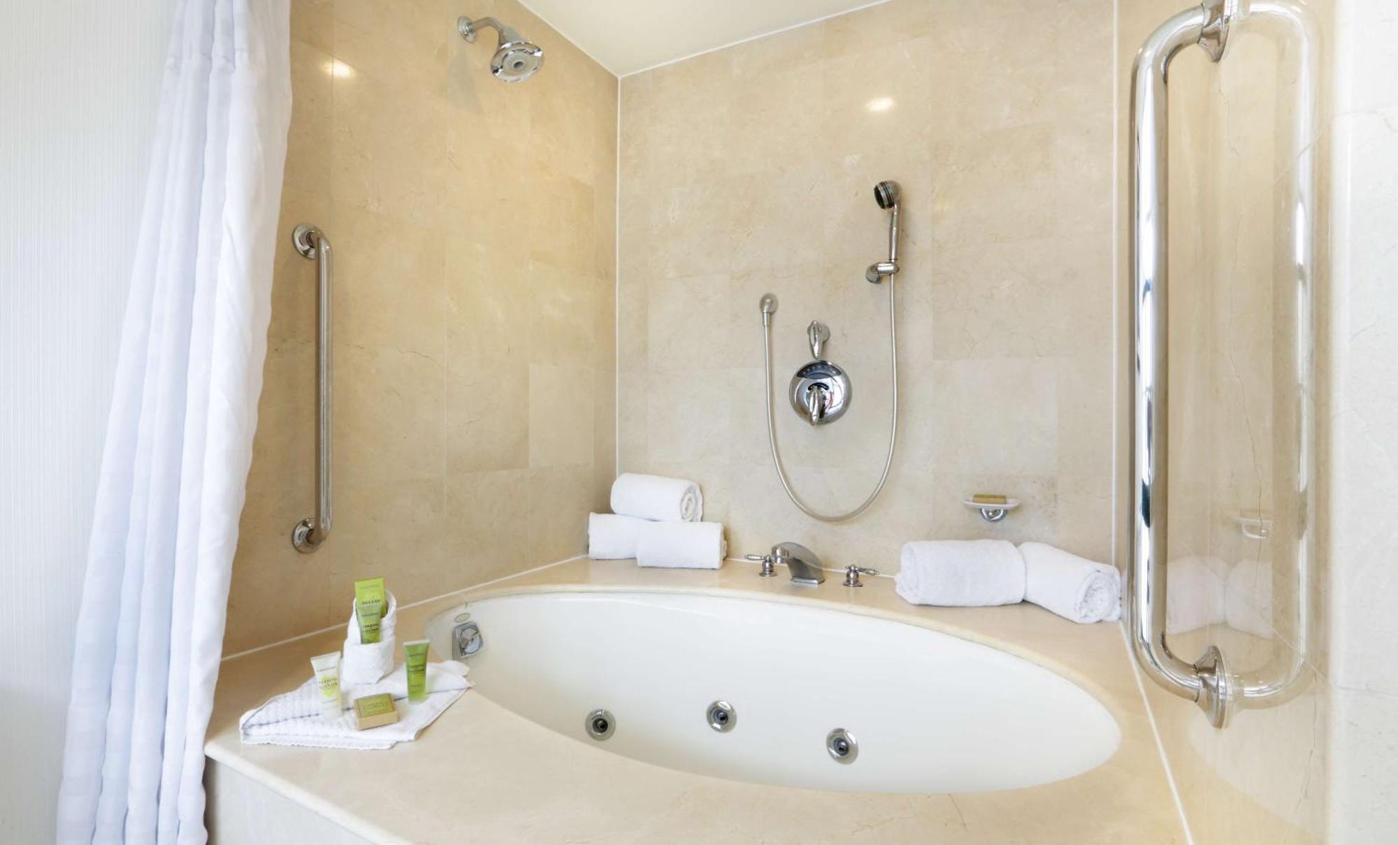Hilton Mystic Hotel Екстериор снимка