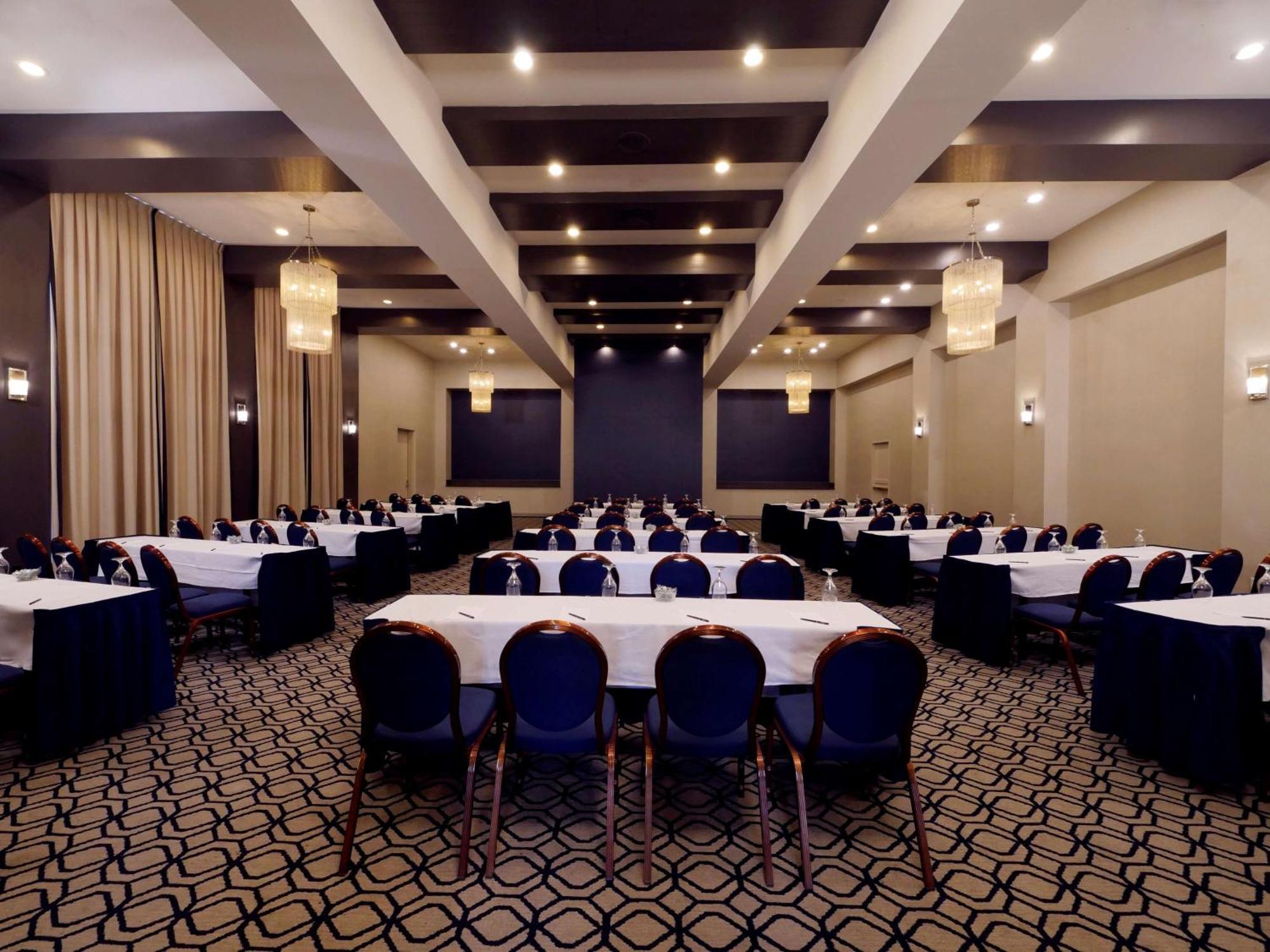 Hilton Mystic Hotel Екстериор снимка
