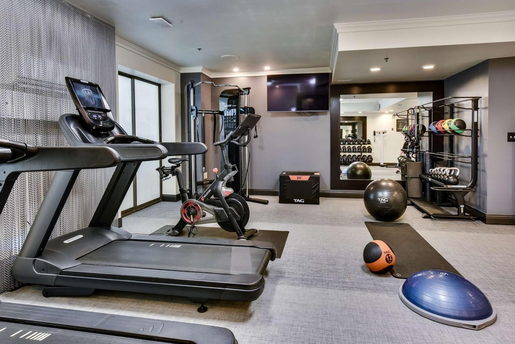 Hilton Mystic Hotel Екстериор снимка